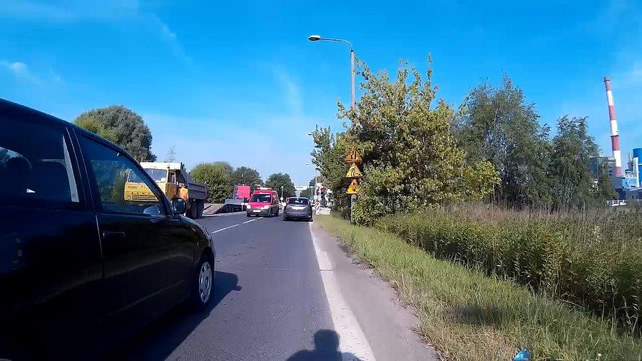 Pewnie spadła by jej korona z głowy gdyby stanęła za mną