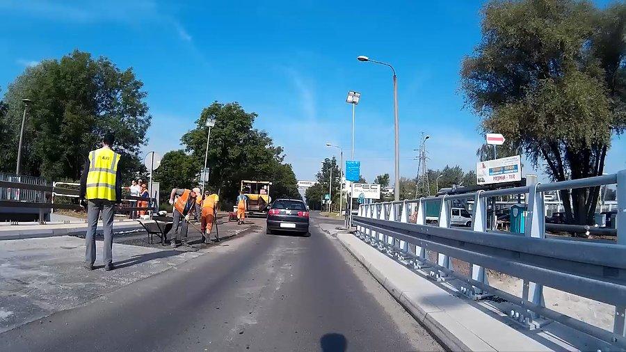 Chyba widać koniec, leją asfalt... :)