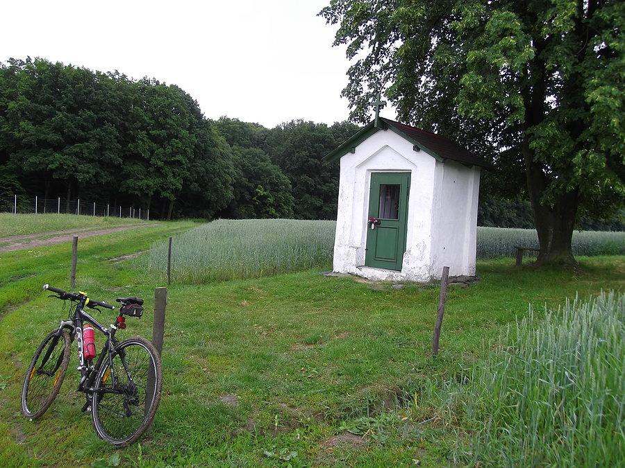 Jakaś kapliczka na wzgórzu