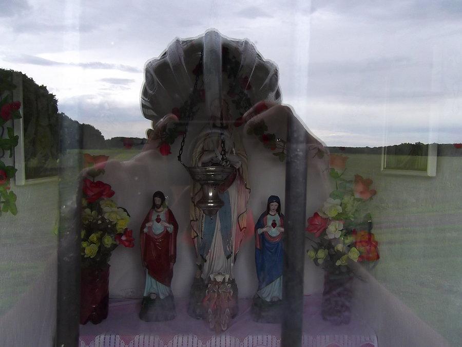 Przez szybę do kapliczki