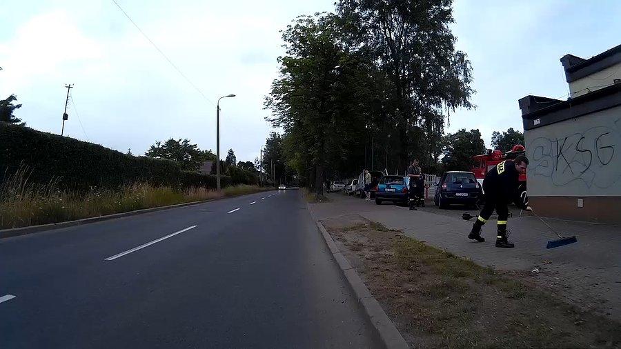 Strażacy sprzątają świat