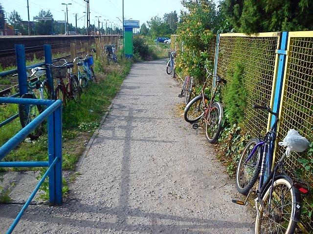 Udogodnienia typu parking rowerowy z zadaszeniem byłoby wskazane przy każdym przystanku kolejowym. Czy projektanci się o to zatroszczą?