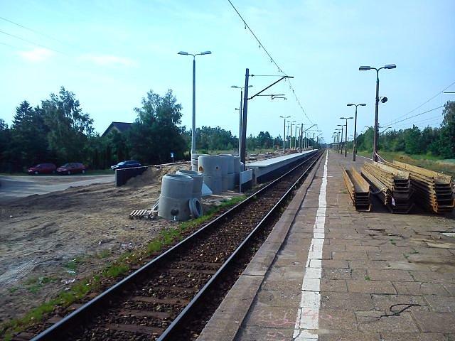 Widok na budowany nowy peron krawędziowy - widok w kierunku południowym