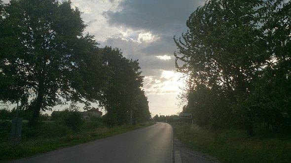 Raz chmury raz słońce