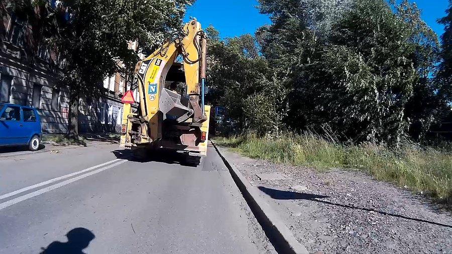 Kopara wlokąca się przede mną