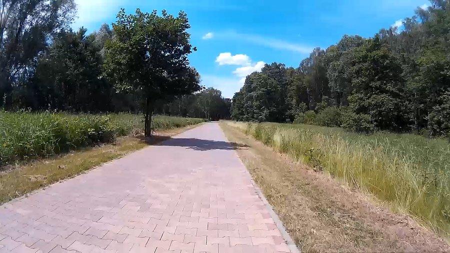 Pomimo, że to kostka, do jest przyjemna pod kołem