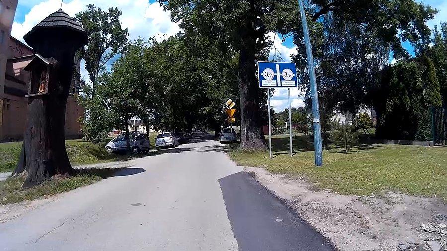Żegnam kapliczkę i ruszam dalej