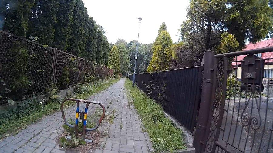 Czerwony szlak rowerowy, tylko po cholerę aż takie zasieki