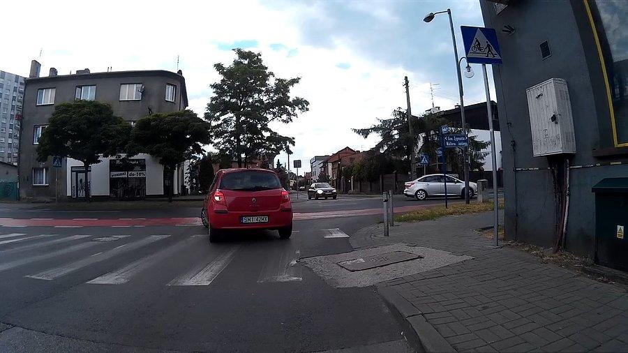 Chwilę wcześniej wymusiła pierwszeństwo... było gorąco