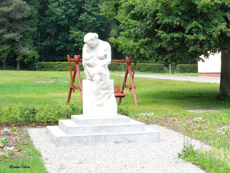 Rzeźba "Macierzyństwo" Thoraka w Zaskoczynie