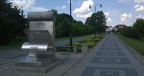 Międzyrzec Podlaski. Kawałek Muru Berlińskiego w Pomniku Wolności