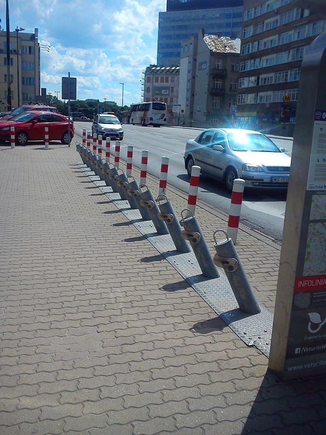 Niedziela 19 czerwca, upał, stacja metra Politechnika , stacja veturilo przy Nowowiejskiej - rowerów do wypożyczenia brak