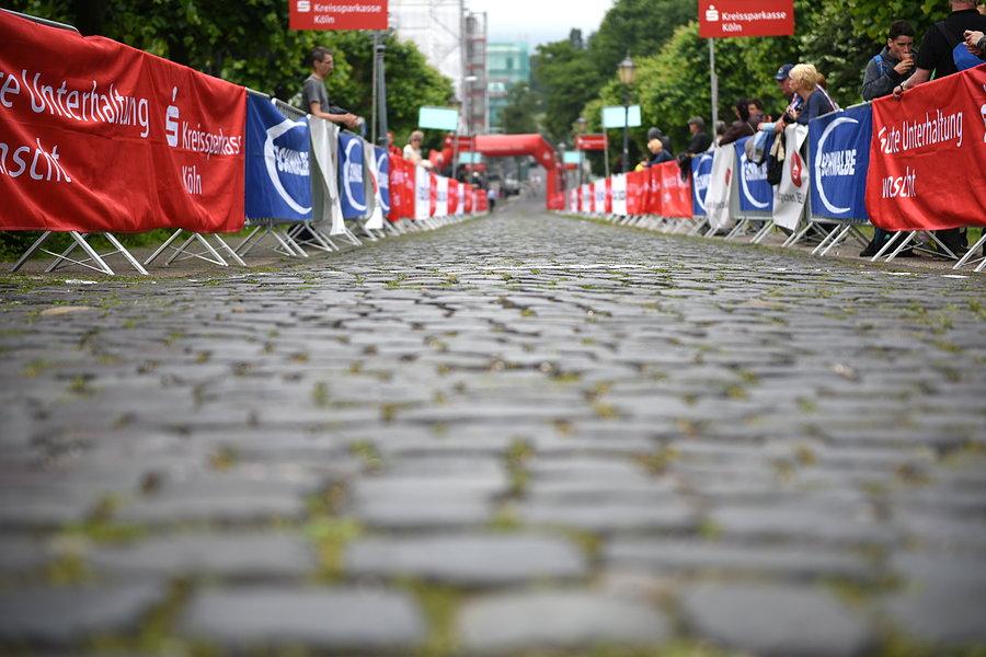 Rund um Köln - German Cycling Cup - Skoda Velodom - podjazd brukiem pod zamek Bensberg