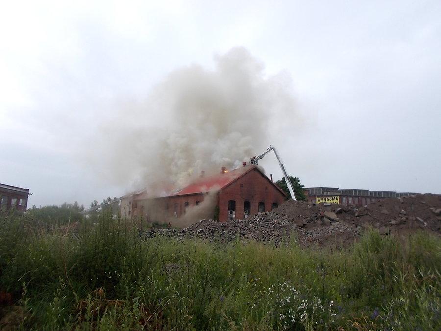 Pożar starej hali fabrycznej