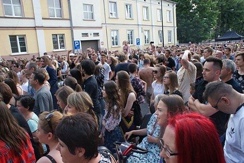 Bawiąca się młodzież i nie tylko pod sceną na ul. POW