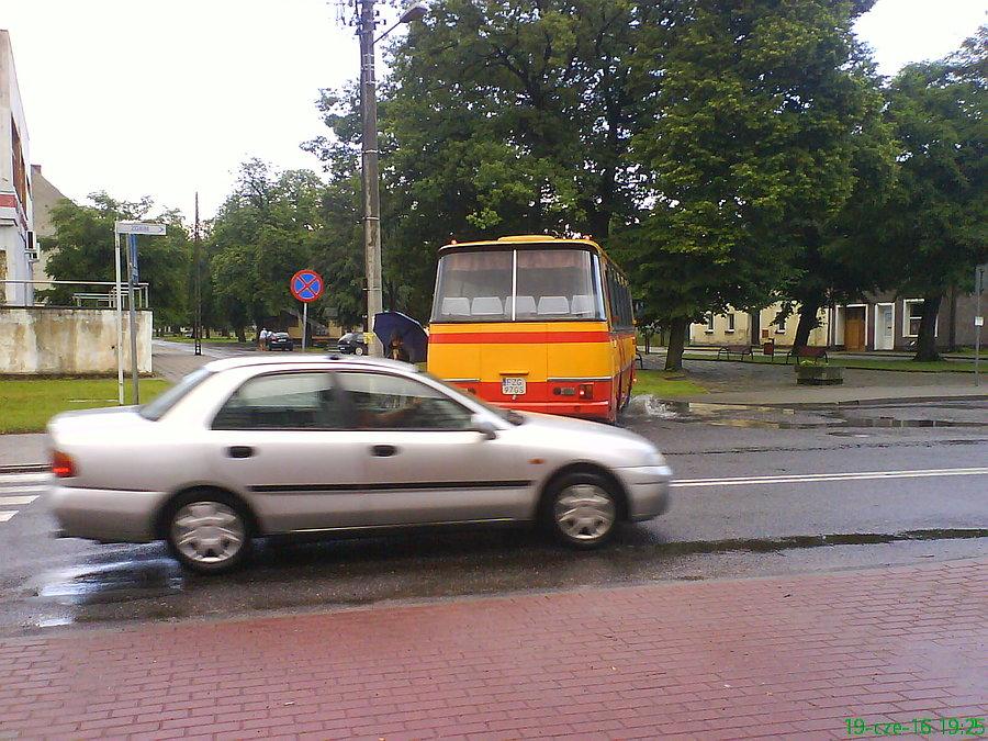 A tutaj wepchła się osobówka, ale scenka była słodka: Autosan ściął zakręt i dziewczę na rowerze musiało wjechać w wielką kałużę. Zgadnijcie, kim się bardziej przejąłem? ;))
