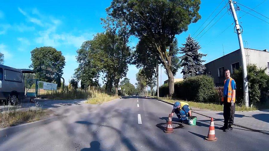 Jeden pas zajęty, jadę lewą stroną, a za mną jakiś idiota