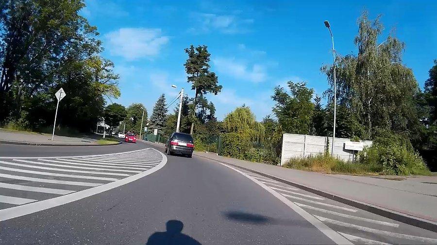 Za kierownicą blondynka