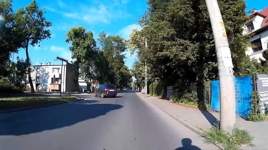 Trochę nieśmiało, ale w końcu odbiła w lewo... uff... jest bezpieczniej
