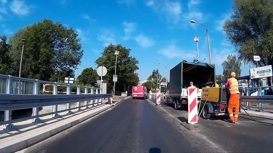 Przez 2 dni nie było tu żywego ducha... dzisiaj sobie przypomnieli o tym miejscu, tylko wydawało mi się, że prócz malowania to wszystko jest gotowe... tylko przeciąć wstęgę