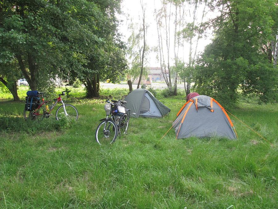 Na kempingu w Olomouc, nawet im sie trawy nie chciało skosić