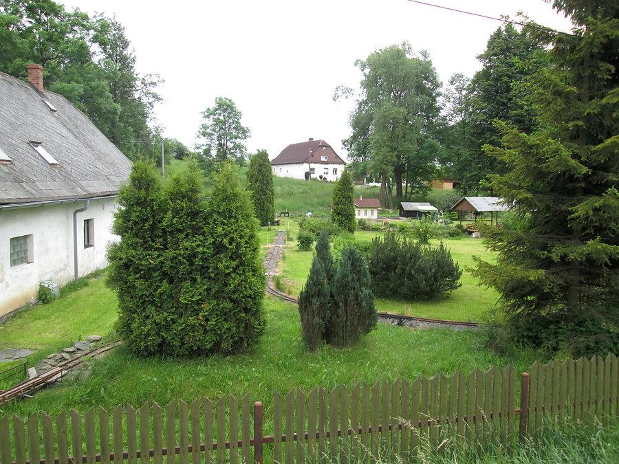 Maniak kolei urządził sobie w domu innię kolejową