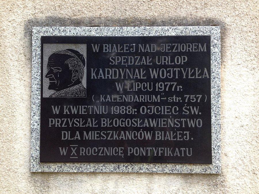 Tablica pamiątkowa na kościele w Białej
