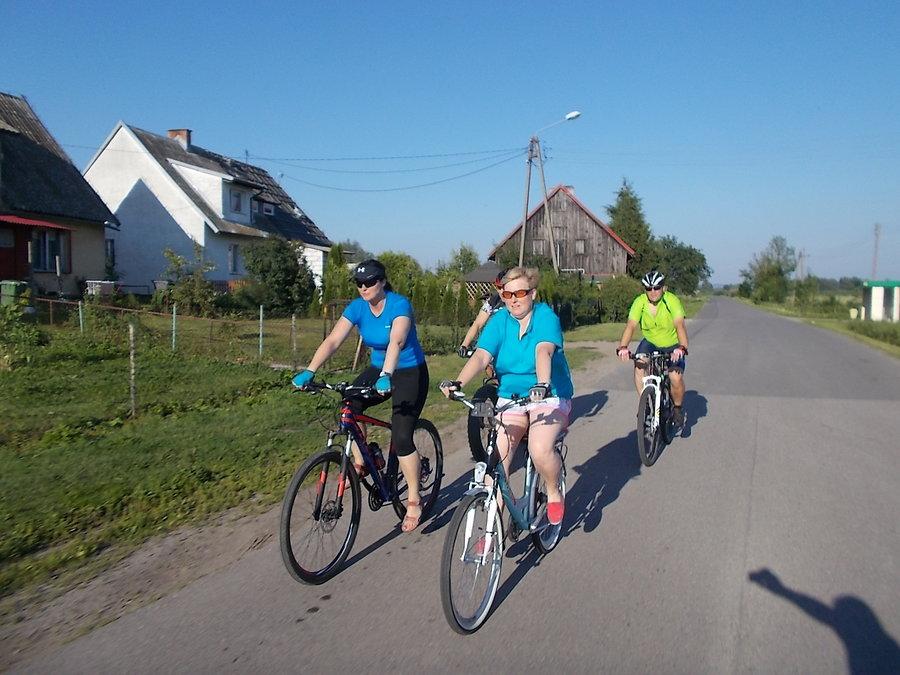Ekipowcy z LV poprzedzeni WomenBike