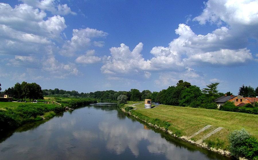 Rzeka Odra z mostu granicznego w Chałupkach