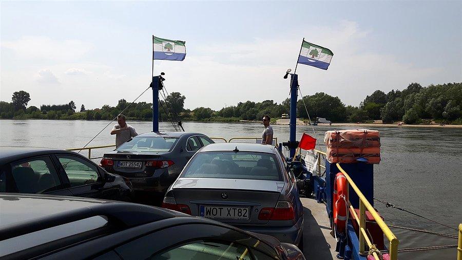 Sześć samochodów na promie