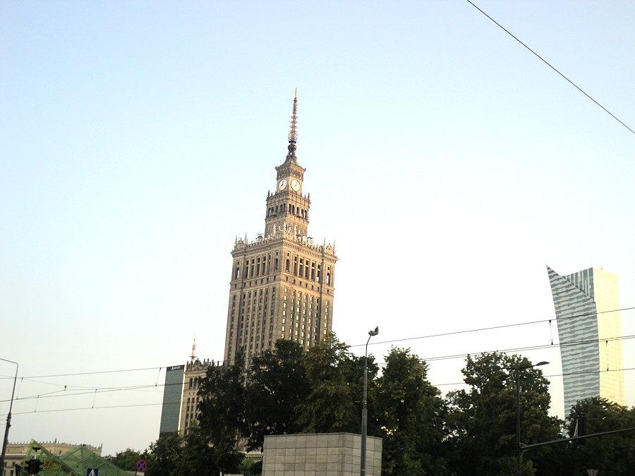 PKiN a w tle "Żaglowiec" - tam ostatnio kupił sobie apartament R.Lewandowski