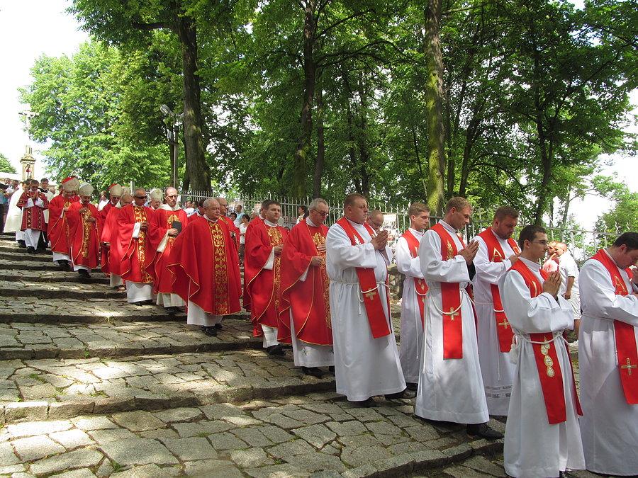 Tylu pobożnych