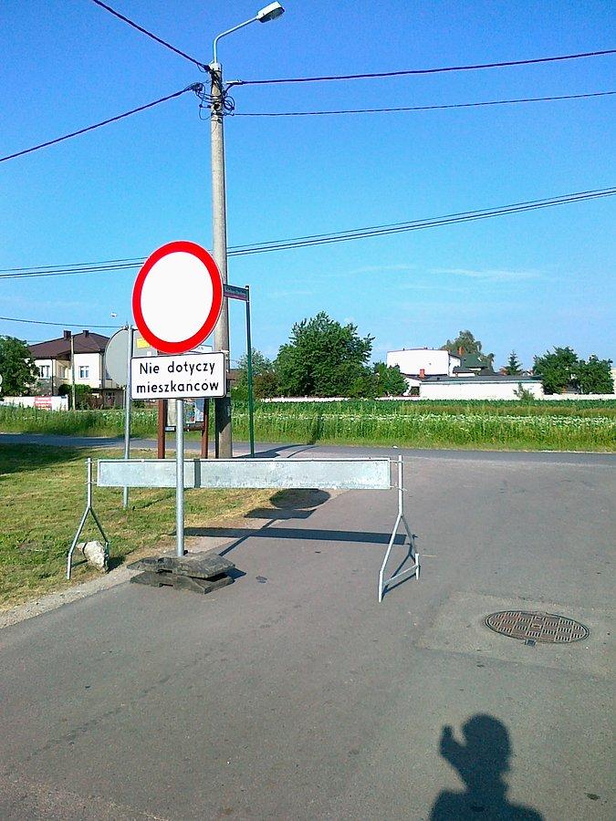 Nie wiem, dlaczego tu jest zakaz, bo na poprzecznej drodze nic się nie dzieje
