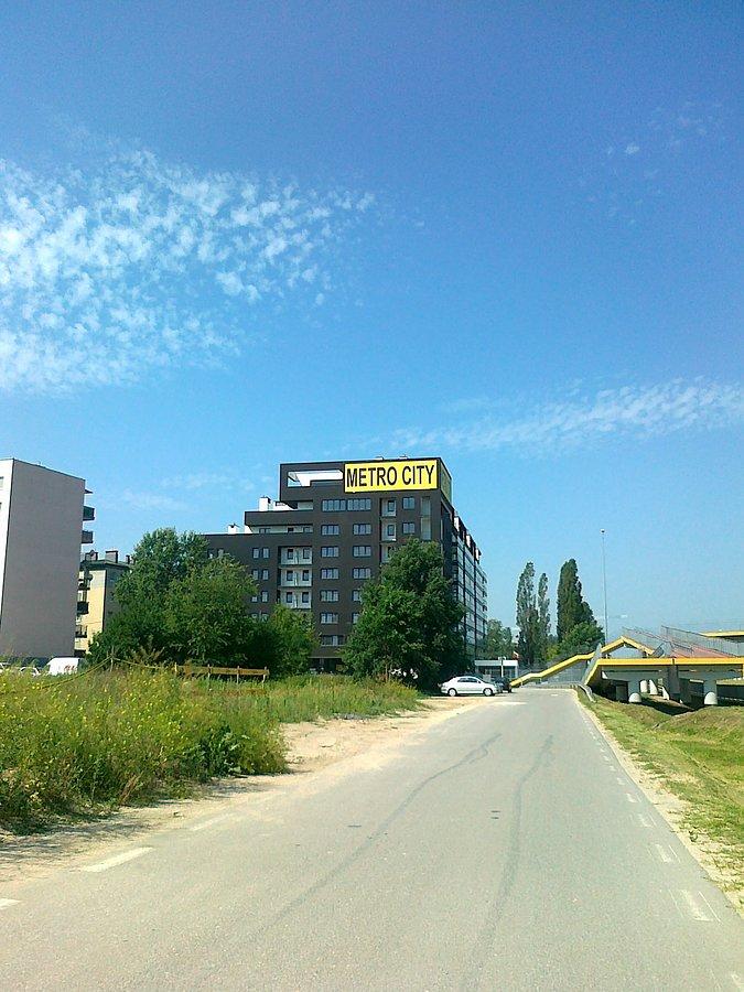 Patelnia na drodze dojazdowej do budowanego osiedla