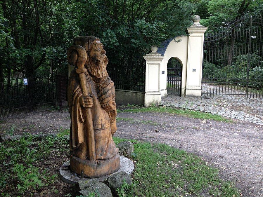 Przed pałacem w Biezdrowie - niestety bramy były zamknięte / chyba teren prywatny