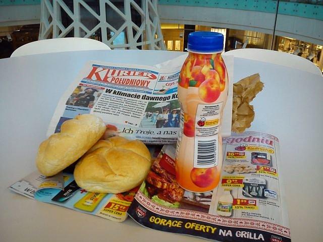 Śniadanie trzydaniowe - kajzerki, jogurt i gazeta do zajęcia oczu. Gościnnie na stoliczkach mc donalda w Galmocie