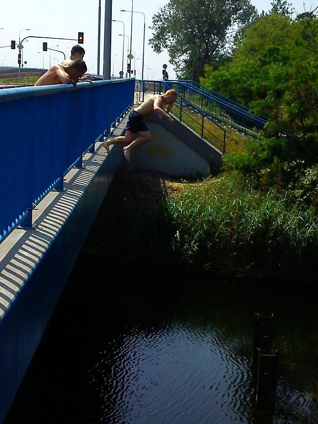 Jeszcze nie wiedzieli ,że woda jest zaskakująco zimna
