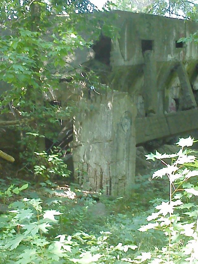Ruiny wieży wodnej na terenie Wyścigów Konnych na Służewcu- nareszcie znalazłem!