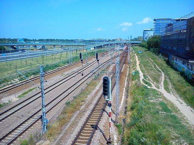 Przystanek kolejowy Warszawa Służewiec po prawej miedzy torowiskiem a ogrodzeniem zakładów Unia ścieżka, która postanowiłem przejechać do pętli tramwajowej Służewiec