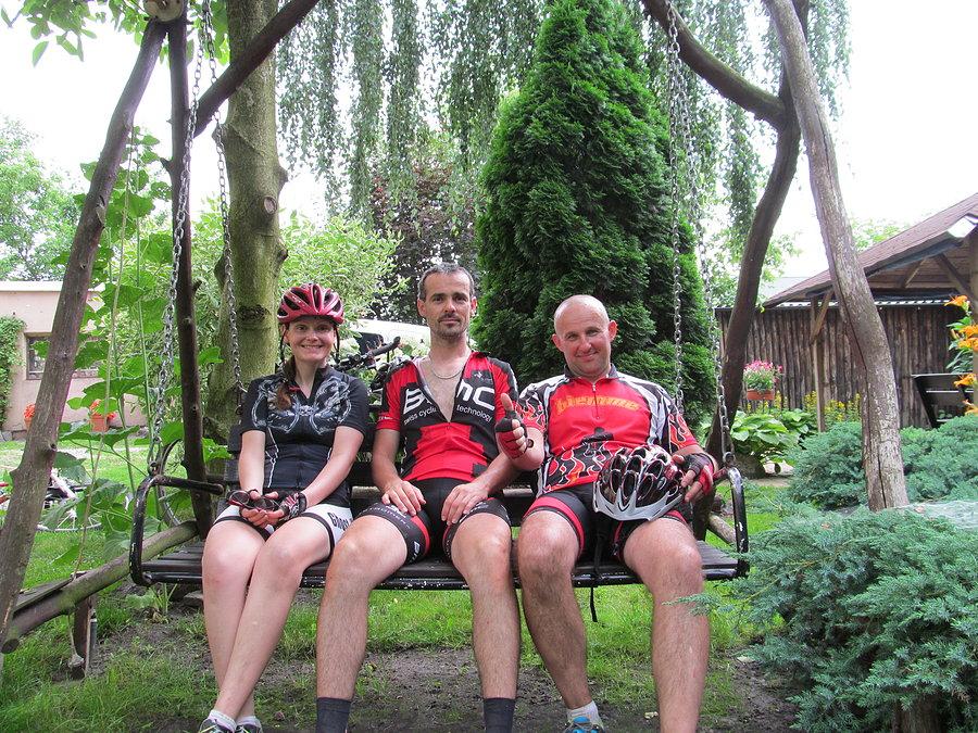 Zmęczona i spieczona ale wesoła i szczęśliwa ekipa - baza wypadowa u Goździka (Daria, Rafał,Goździ)k