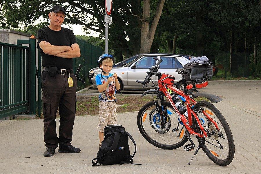 Kacper z dziadkiem przed Arkonką