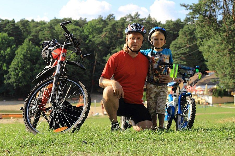Pamiątkowe zdjęcie nad jeziorem