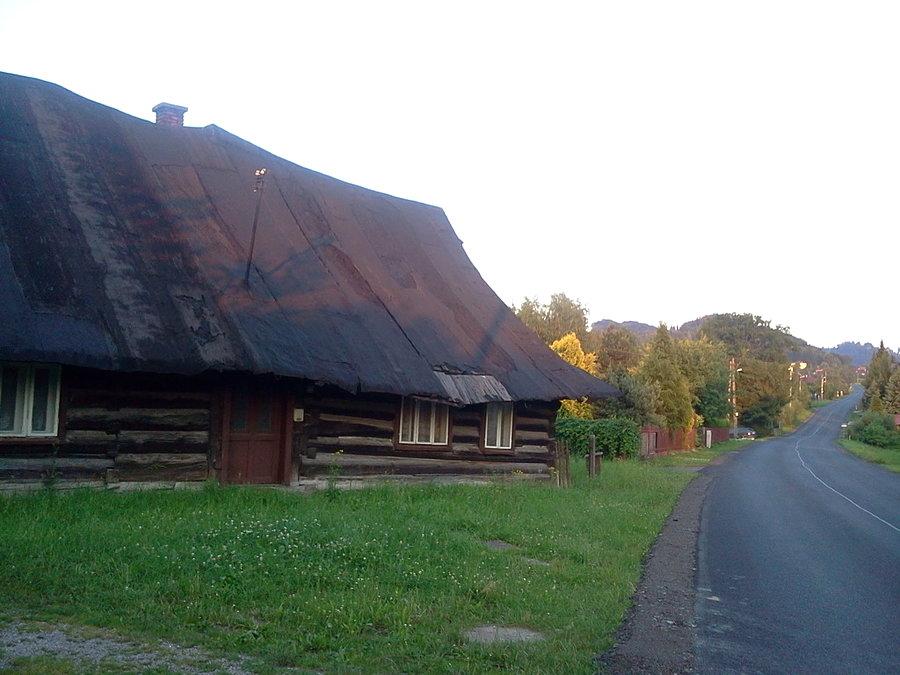 Początek podjazdu, położyli nowy asfalt