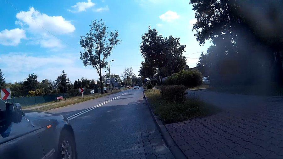 Coś mi się nagle wyłania po lewej stronie... za blisko