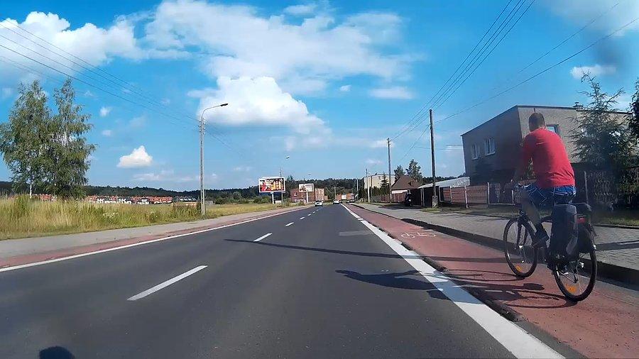 A to pan rowerzysta zataczający się od prawej do lewej po całej szerokości DDRki