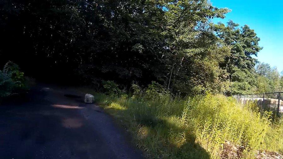 Zapora przeciw samochodowa lekko się przesunęła