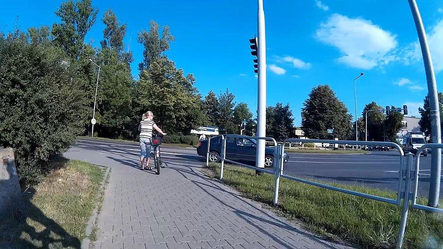 Gość próbował przejechać jeszcze na zgniłym zielonym... prawie wpakował się pod pogotowie, smród palonej gumy było długo czuć