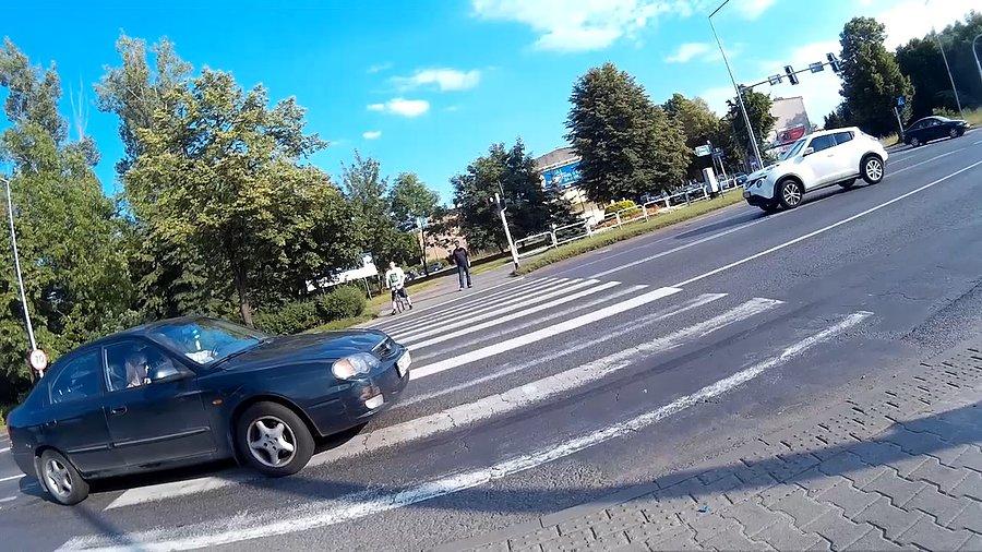 .. na dokładkę cofając nie stuknął samochodu przed pasami