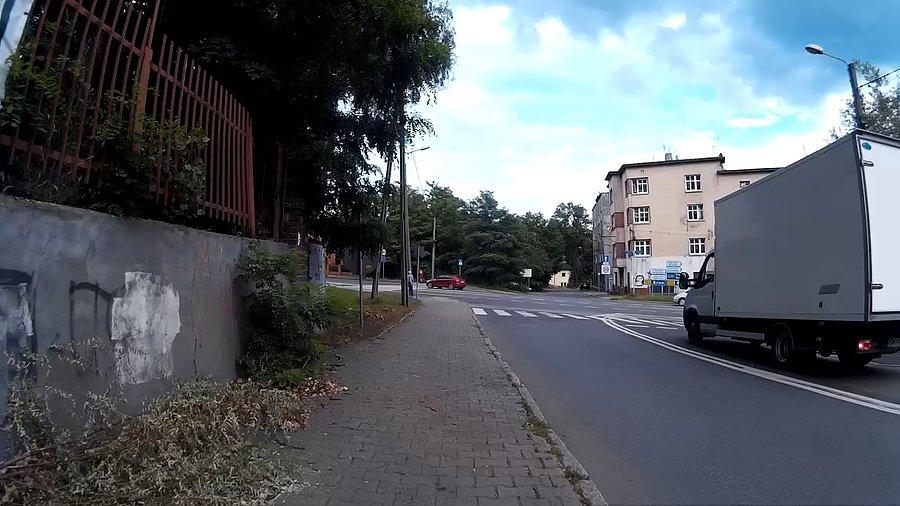 Debil w ciężarówce prawie we mnie nie wjechał, sygnalizowałem skręt w lewo na wjazd do szkoły... gość jechał za mną i.... był ślepy, w każdym bądź razie mało we mnie nie wpakował. Skończyło się pyskówką