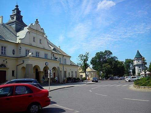 Dworzec kolejowy w Żyrardowie w głębi widoczna wieża wodna